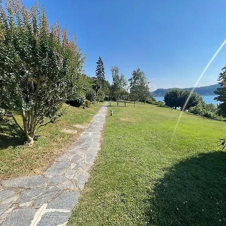 Casa Fronte Con Piscina Semesterbostad Angera