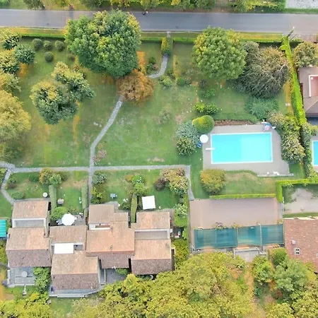 Semesterbostad Casa Fronte Con Piscina Angera